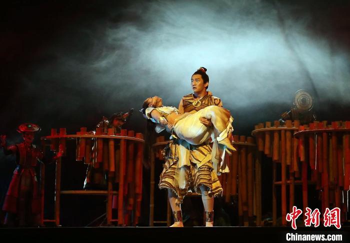 圖為《花腰竹女》演出劇照?！↑S興鴻 攝