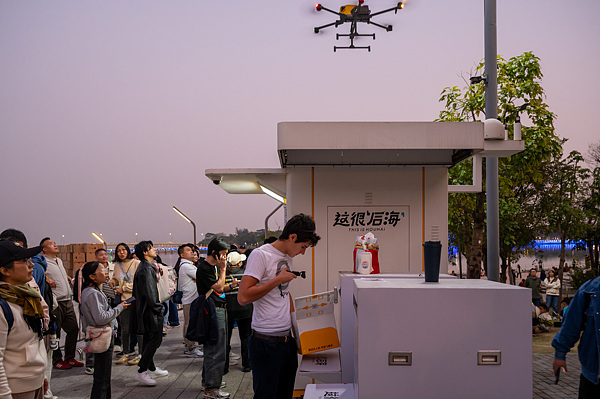 在深圳，外國游客體驗無人機外賣送餐。
