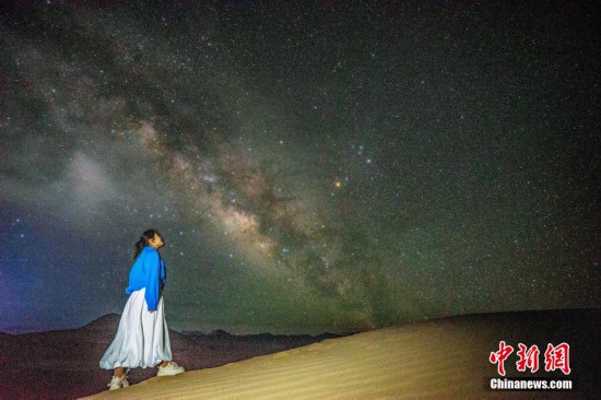 圖為6月20日晚，游客在西藏阿里暗夜公園與銀河“合影”。曹枝清 攝