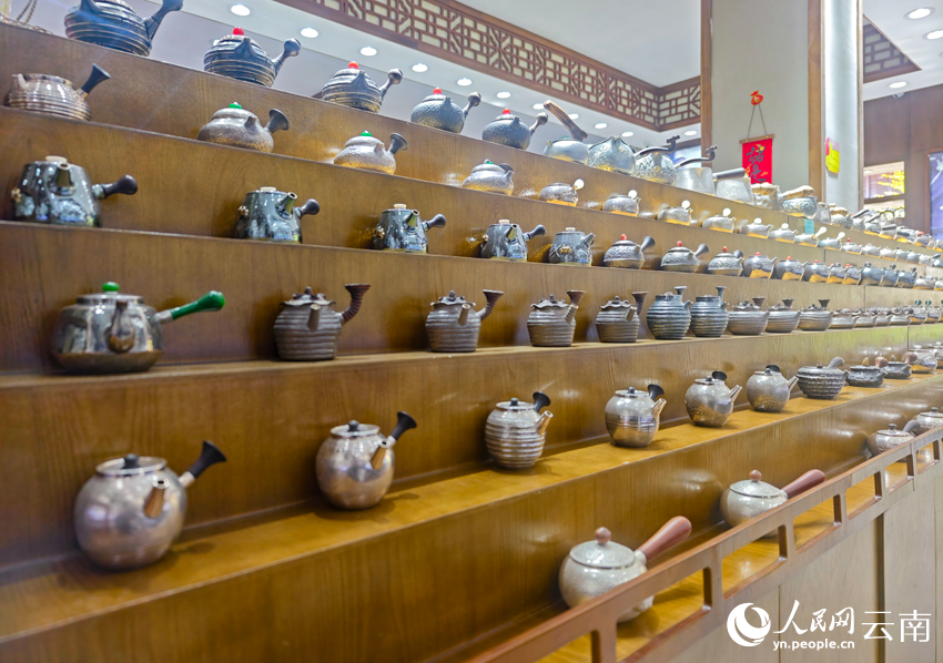 8新華村一家銀器店里的各類銀器。人民網(wǎng)記者 符皓攝