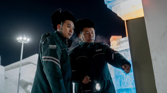 長(zhǎng)春市冰雪新天地園區(qū)內(nèi)，長(zhǎng)春市雙陽(yáng)區(qū)供電公司工作人員正在檢查低壓配電箱。新華社記者 段續(xù) 攝