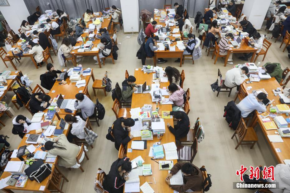 資料圖：眾多考研學生在南昌大學圖書館的自習室內(nèi)復習備考。 劉力鑫 攝