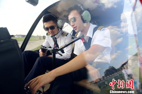 四川一高校開設(shè)直升機(jī)駕駛專業(yè)未來(lái)年薪可達(dá)60萬(wàn)