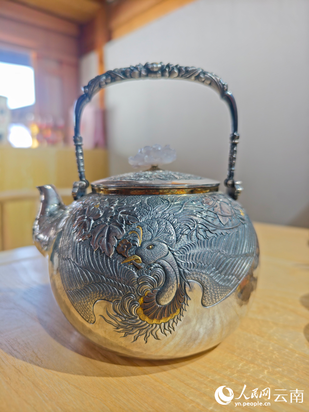 李耀華制作的銀壺。人民網(wǎng)記者 符皓攝