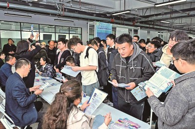 2024年3月,在蘭州大學2024屆畢業(yè)生大型春季綜合雙選會現(xiàn)場,青年學子踴躍報名西部用人單位。 蘭州大學供圖