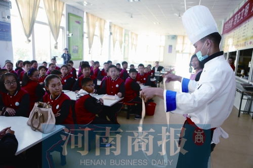 鄭州一中學(xué)開設(shè)“燴面課” 學(xué)生“逼迫”老師拖堂 鄭州一中學(xué)開設(shè)“燴面課” 學(xué)生“逼迫”老師拖堂