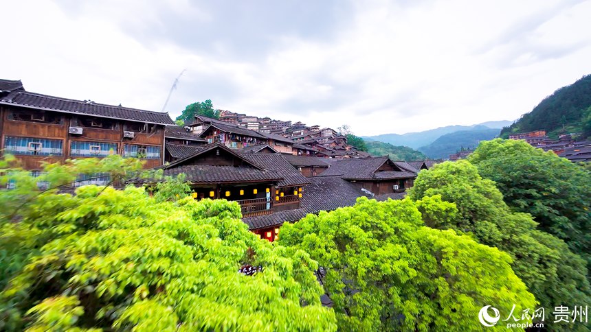 6 穿越機視角下的西江千戶苗寨。人民網(wǎng)記者 涂敏 攝