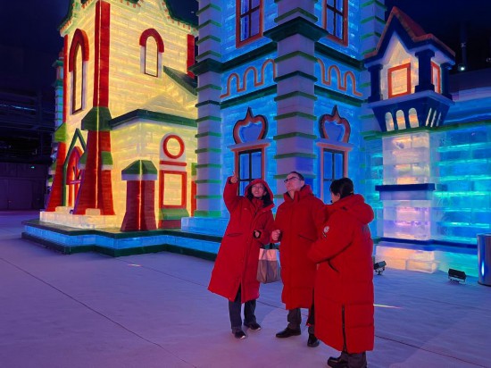 10月18日,哈薩克斯坦外賓參觀黑龍江哈爾濱冰雪大世界夢(mèng)幻冰雪館。新華社記者 楊軒 攝