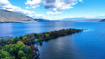 大理洱海畔。