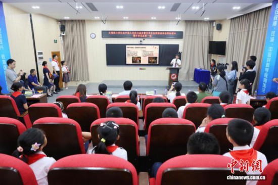 廣州中醫(yī)藥大學(xué)副校長(zhǎng)、廣東省中醫(yī)院院長(zhǎng)張忠德向?qū)W生講述“抗戰(zhàn)中的中醫(yī)藥”。吳遠(yuǎn)團(tuán) 攝