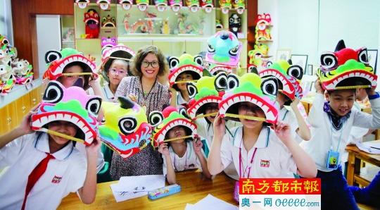 傳承傳統(tǒng)文化 80后女教師把“扎獅頭”帶進(jìn)小學(xué)