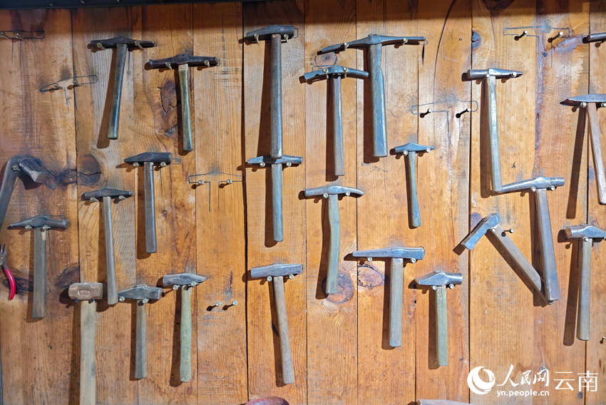 新華村銀器加工作坊里的小錘。人民網(wǎng)記者 符皓攝