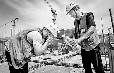 近日,多地迎來高溫天氣,圖為中鐵十二局工人在河北雄安新區(qū)大河片區(qū)安置房項(xiàng)目建設(shè)現(xiàn)場洗臉解暑。 新華社發(fā)
