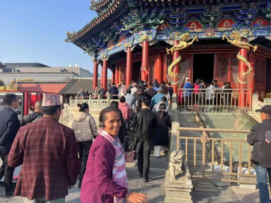 10月16日,到訪遼寧沈陽的尼泊爾外賓在沈陽故宮參觀。新華社記者 洪可潤 攝。