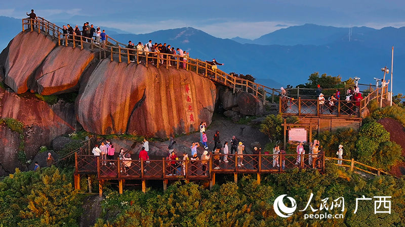 游客在觀賞日出。人民網(wǎng) 雷琦竣攝