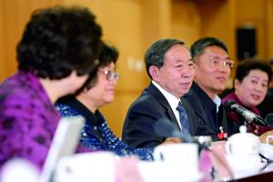 3月8日，全國(guó)政協(xié)舉行教育界別聯(lián)組會(huì)議，教育部部長(zhǎng)袁貴仁右三到會(huì)聽(tīng)取建議。