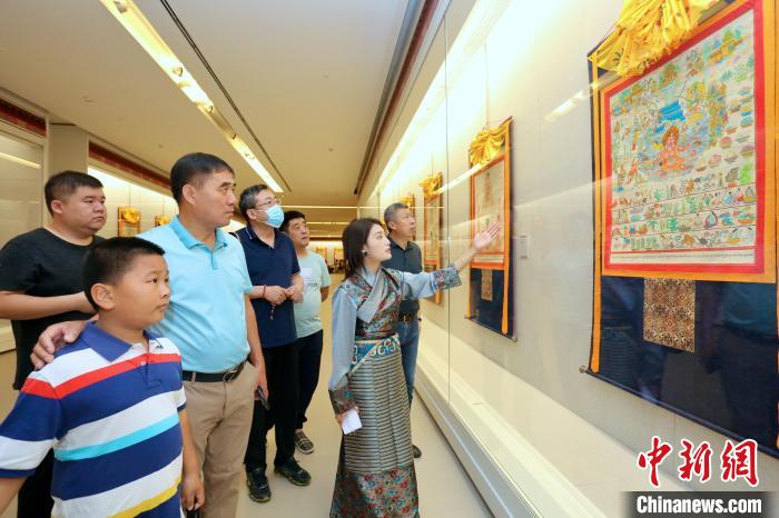 “藏韻瑰寶”藏醫(yī)四部醫(yī)典唐卡珍品展現(xiàn)場?！⒖∩n 攝