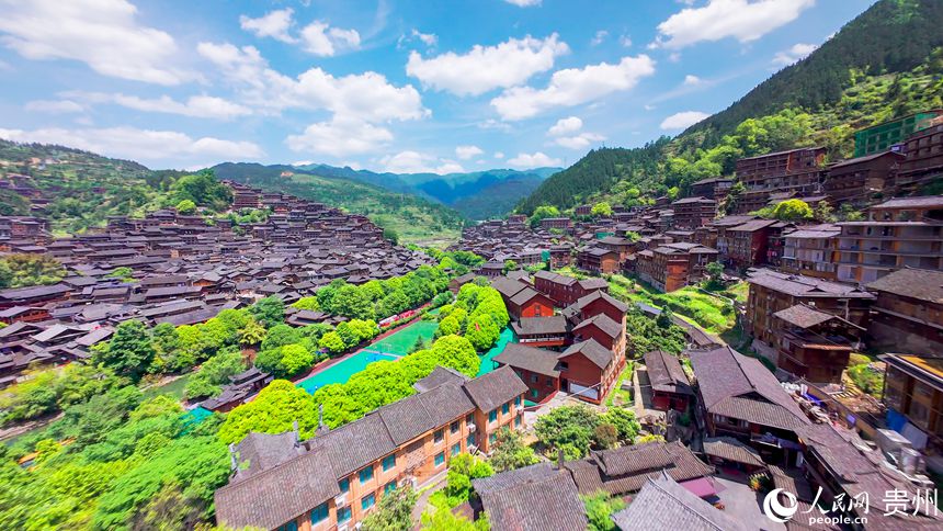 1 穿越機視角下的西江千戶苗寨。人民網(wǎng)記者 涂敏 攝