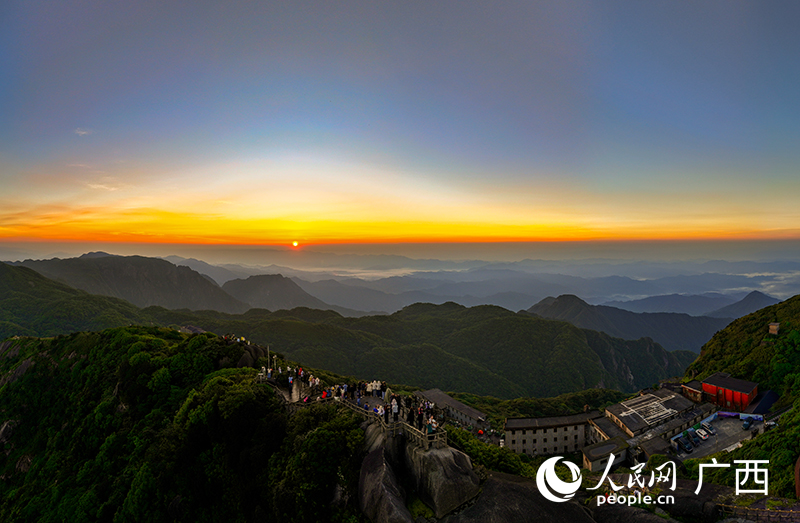 紅日破云而出。人民網(wǎng) 雷琦竣攝