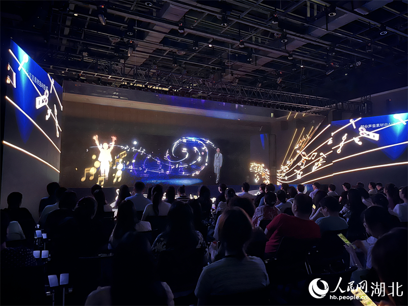 “夢幻靈境”AI展演現(xiàn)場火爆。人民網(wǎng)記者 張雋攝