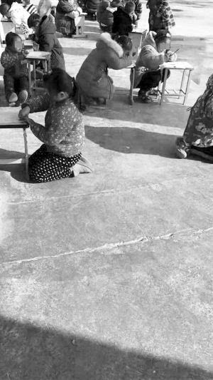 學(xué)生寒冬教室外跪地寫作業(yè) 校方：不存在體罰