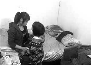 小梅現(xiàn)在只身帶著女兒，生活困難 圖片來源：溫州網(wǎng)