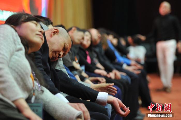 資料圖：民眾在專業(yè)催眠師的引導(dǎo)下睡覺，釋放壓力。<a target='_blank' href='/'>中新社</a>發(fā) 韋亮 攝