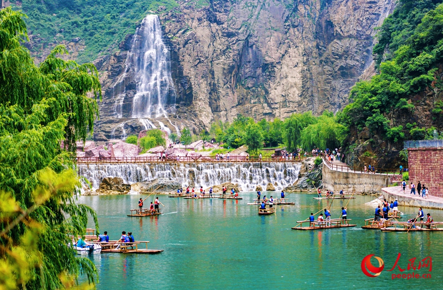 泛舟水上,成為酷熱夏季的一個(gè)避暑良方。人民網(wǎng)記者 王佩攝