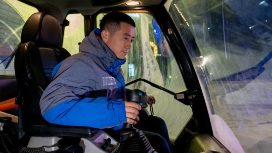 吉林市松花湖滑雪度假區(qū)內(nèi)，工作人員正駕駛壓雪車平整雪道。新華社記者 唐成卓 攝