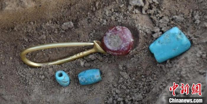北京豐臺(tái)新宮遺址內(nèi)大坨頭文化墓葬出土的金耳環(huán)和綠松石粒等 國家文物局供圖