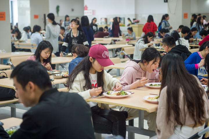 高校食堂賣“兩元蓋澆飯” 12年不漲價(jià) 高校食堂賣“兩元蓋澆飯” 12年不漲價(jià)