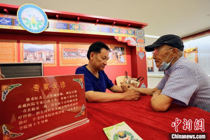 “藏韻瑰寶”藏醫(yī)四部醫(yī)典唐卡珍品展在天津美術(shù)館展出，展覽現(xiàn)場藏醫(yī)專家義診受歡迎?！⒖∩n 攝