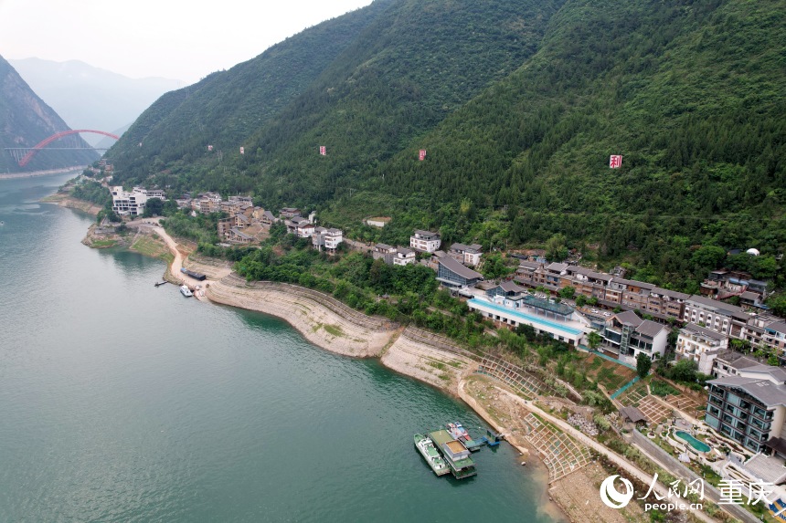 三峽里·竹枝村全長2.5公里,如一條絲帶分布于長江沿線。人民網(wǎng)記者 劉政寧攝