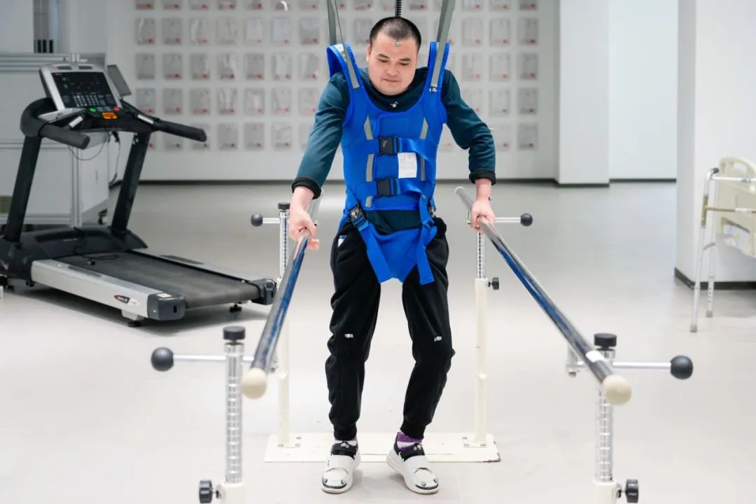 在術(shù)后第14天，患者依靠自身運動意圖行走。復(fù)旦大學(xué)供圖