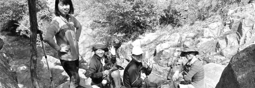 近日，資深驢友隨哥組織驢友到濟(jì)南仲宮太甲山游玩。圖為驢友正在山路上休息。隨哥供圖