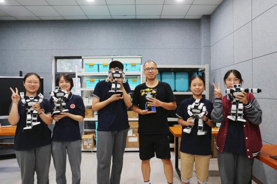 重慶八中科學(xué)城中學(xué)校科創(chuàng)社團(tuán)。