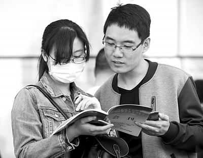 直面壓力：不同學(xué)歷者的需求與選擇