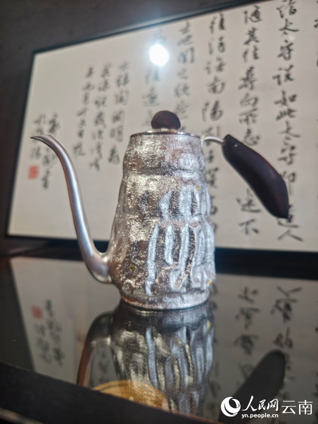 李杰加工制作的銀壺。人民網(wǎng)記者 符皓攝