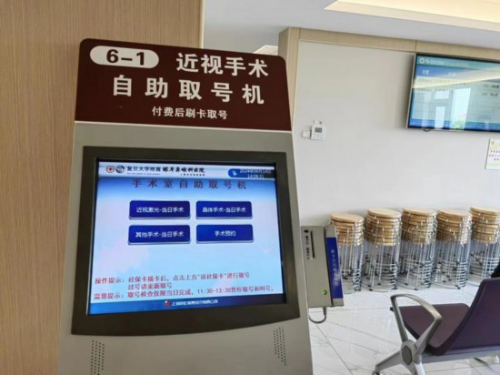 復旦大學附屬眼耳鼻喉科醫(yī)院眼科候診室現(xiàn)場。新華社記者龔雯 攝