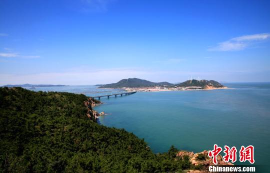 煙臺環(huán)境優(yōu)美、氣候宜人，遍布的海水浴場、濱海觀光景點為游艇帆船產(chǎn)業(yè)發(fā)展創(chuàng)造了條件。(資料圖) 楊兵 攝