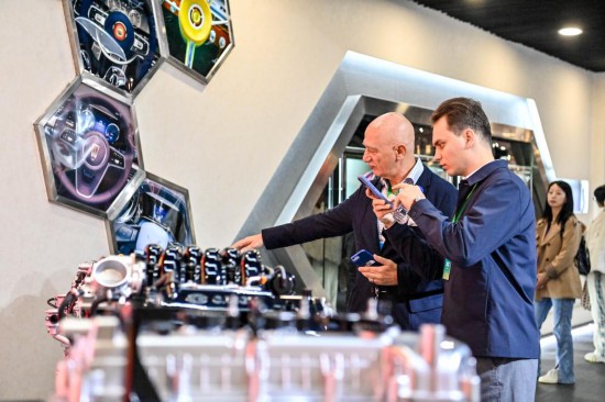 10月14日,外賓在吉林長春中國一汽紅旗文化展館參觀。新華社記者 顏麟蘊(yùn) 攝