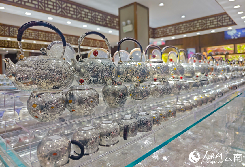 新華村一家銀器店里的各類銀器。人民網(wǎng)記者 符皓攝